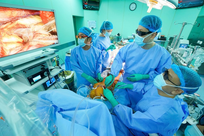 Phẫu thuật nội soi 3D thay động mạch chủ kết hợp bắc cầu mạch vành đầu tiên tại Việt Nam